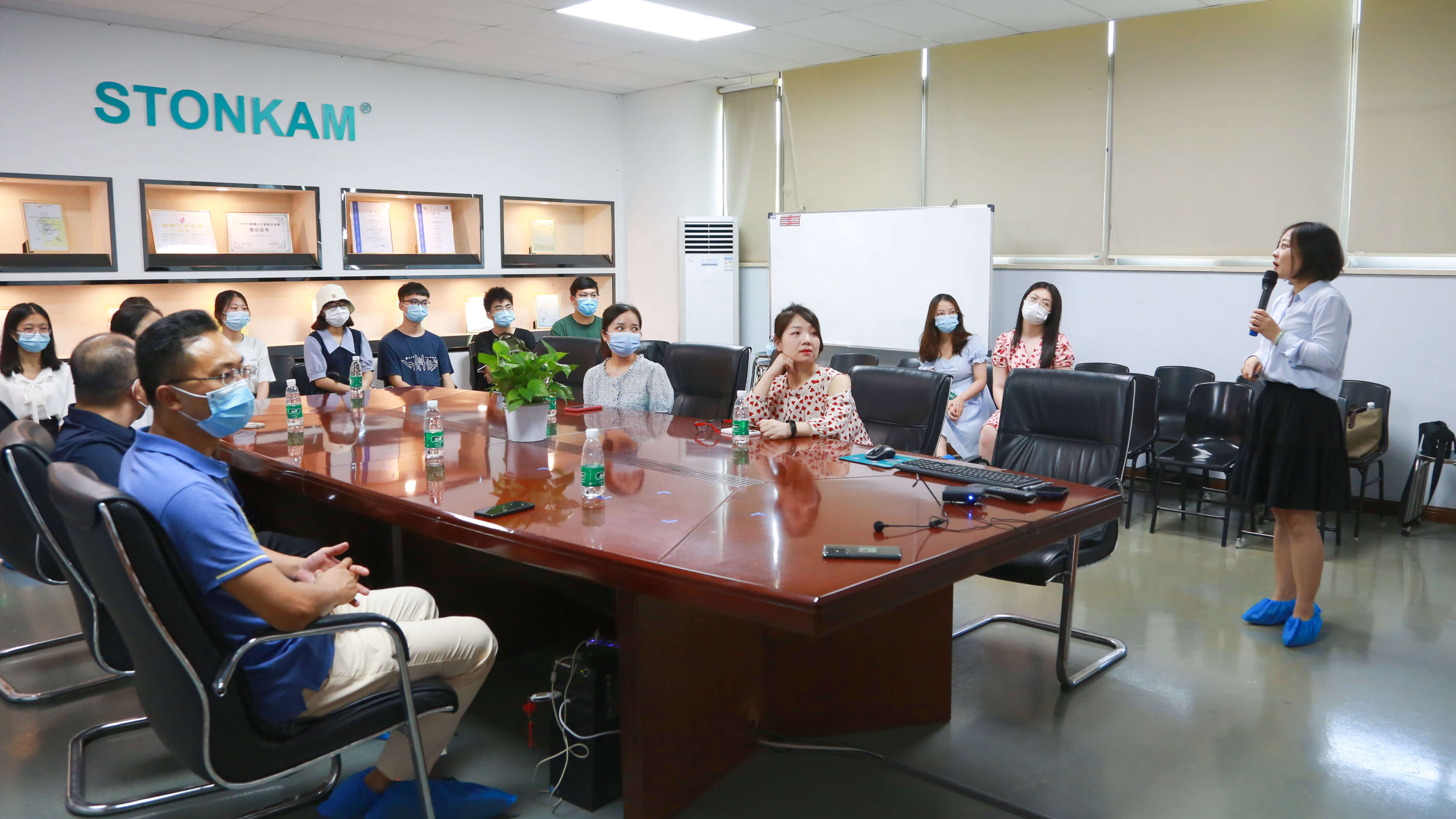 School-Enterprise Cooperation| Teachers and students from Guangdong University of Foreign Studies visited STONKAM